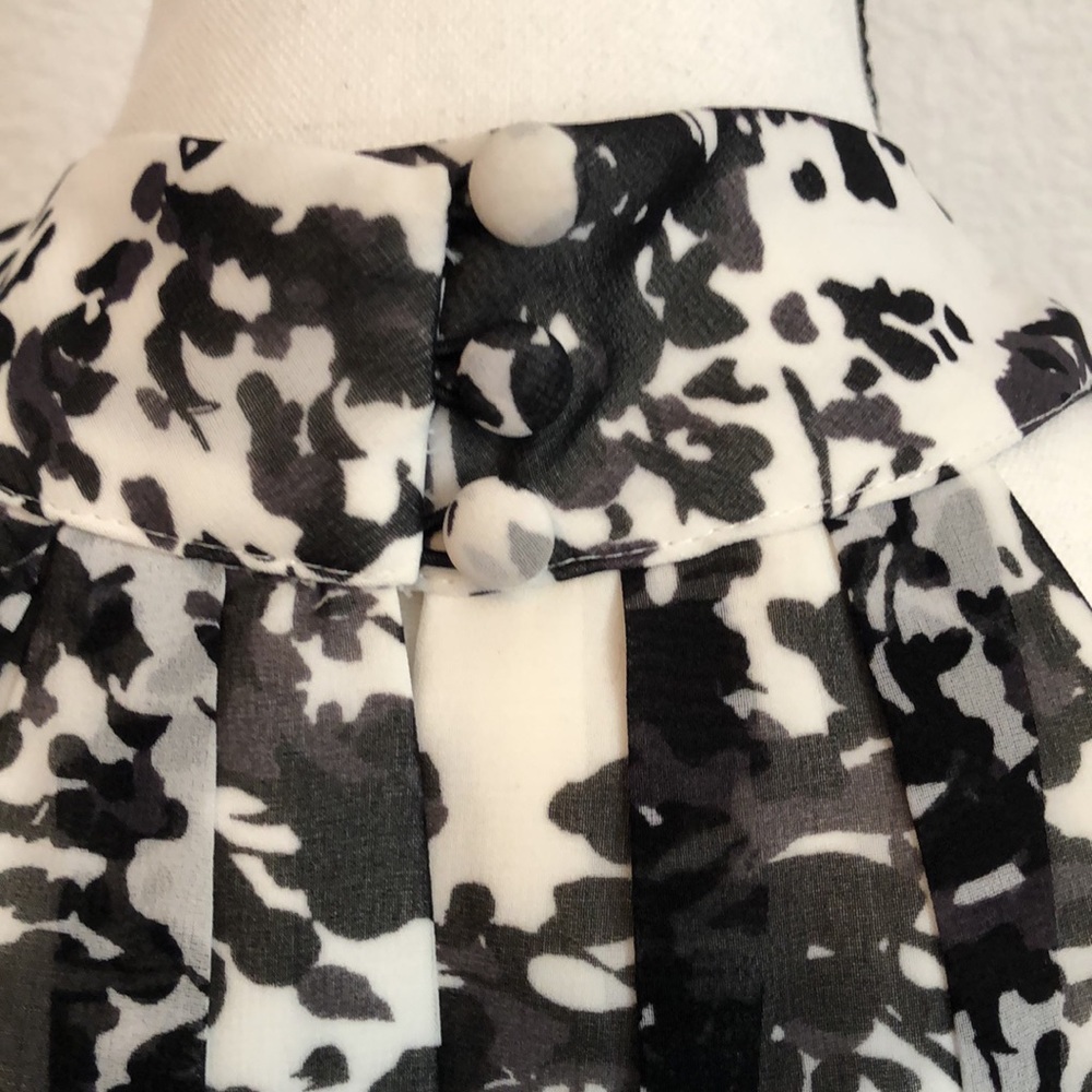 👗 WHBM Fit & Flare Halter Dress - Picture 7 of 9